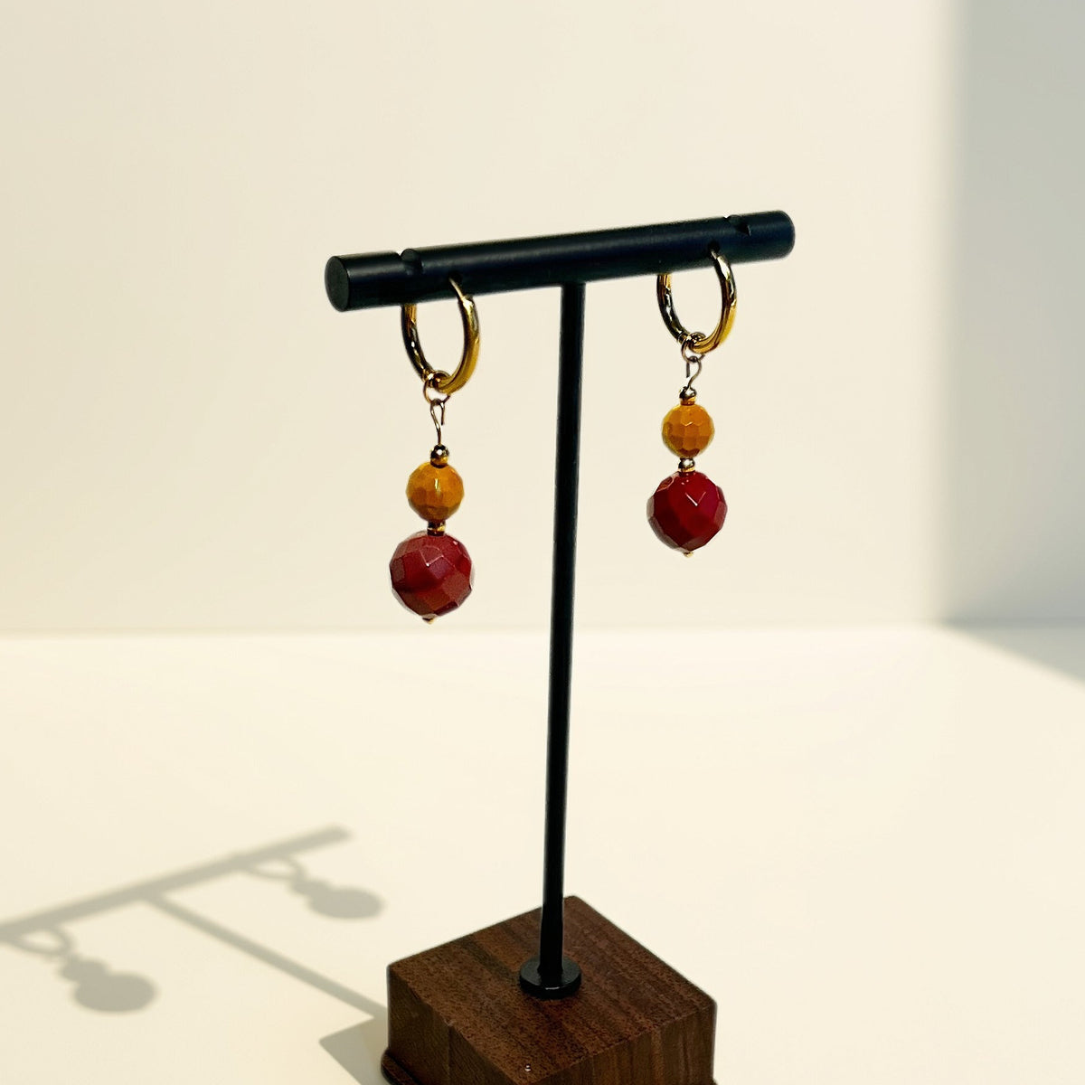 Créoles en mokaite, présentées sur présentoir, boucles d'oreilles fait main - L'atelier de Julia