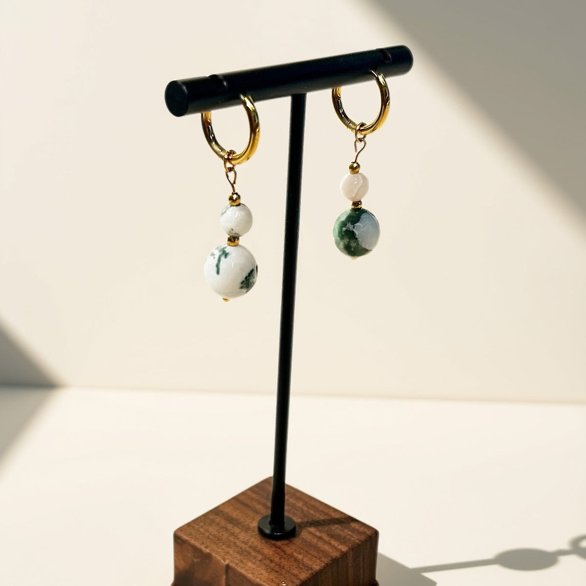 Créoles en agate mousse, présentées sur présentoir - L'atelier de Julia
