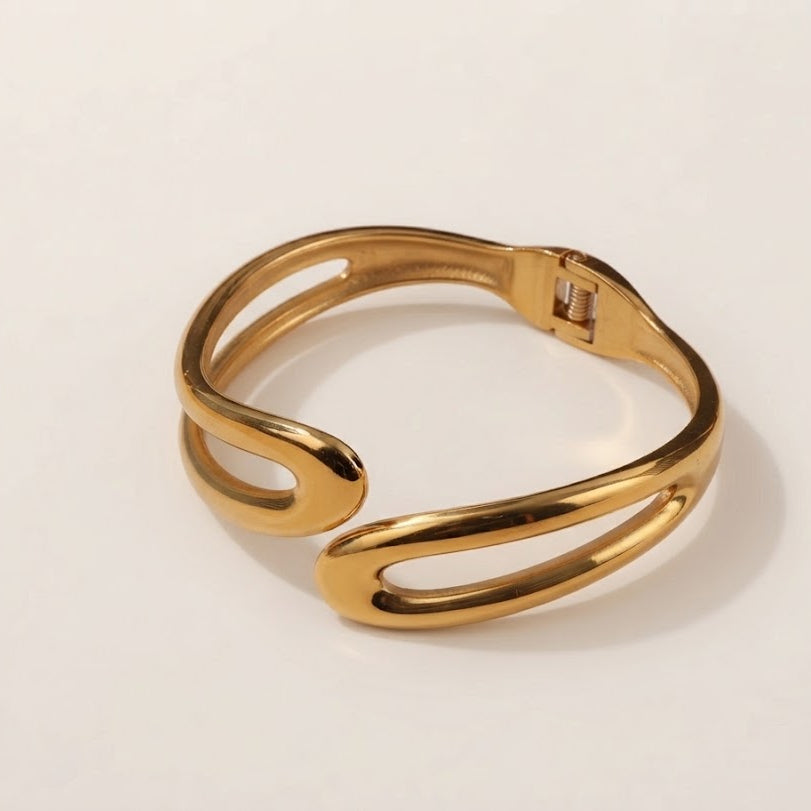 Bracelet Ambre, jonc doré sur fond blanc - L'atelier de Julia
