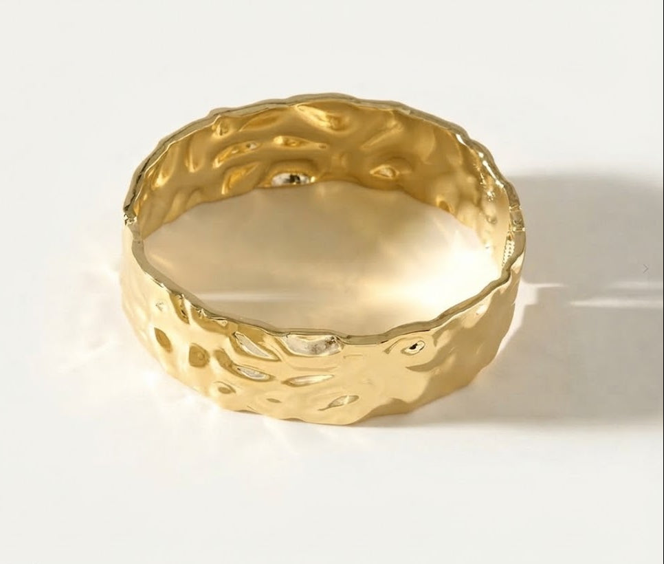 Bracelet Léa, jonc martelé en acier inoxydable doré - L'atelier de Julia