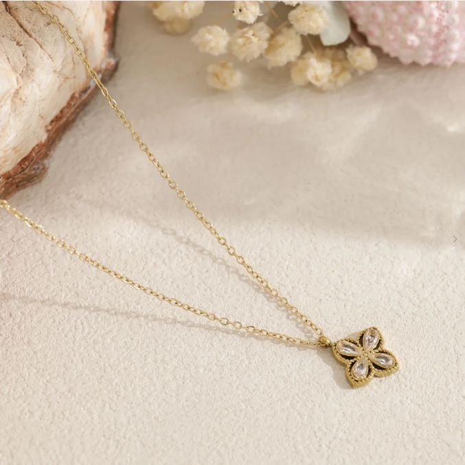 Collier Fleur, posé sur fond blanc - L'atelier de Julia