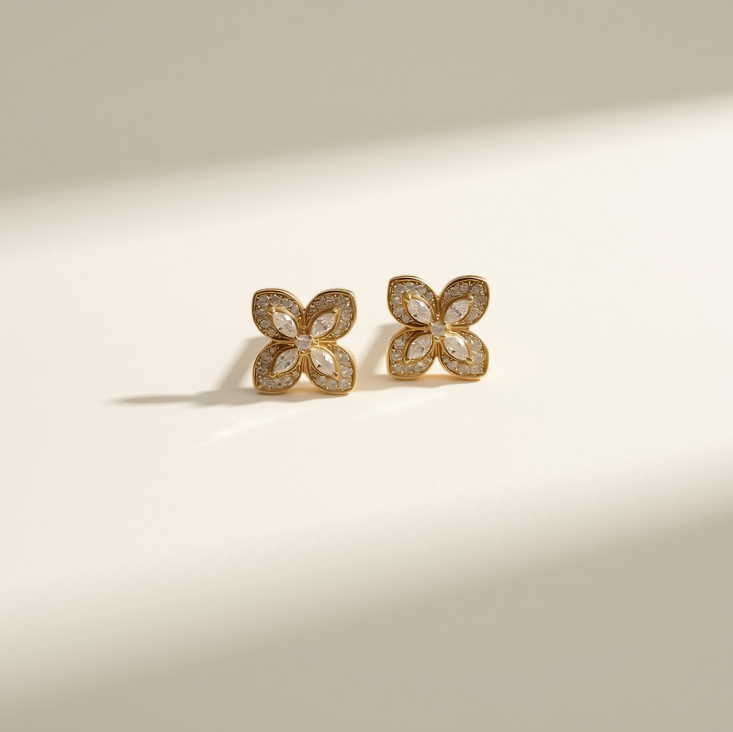 Clous d'oreilles Stella à fleurs strassées, vue détail - L'atelier de Julia