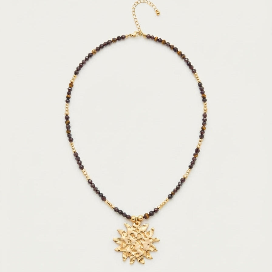 Collier Victoire en œil de tigre, pendentif soleil martelé - L'atelier de Julia