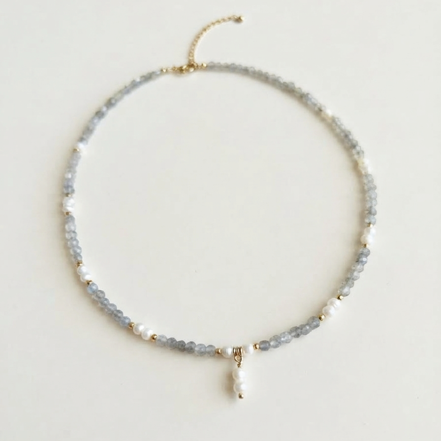 Collier Adèle en labradorite et perles d'eau douce, posé - L'atelier de Julia