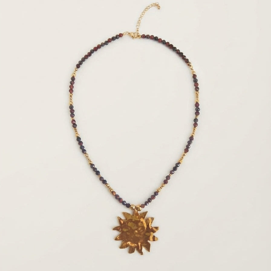 Collier Victoire en œil de taureau, pendentif soleil martelé - L'atelier de Julia
