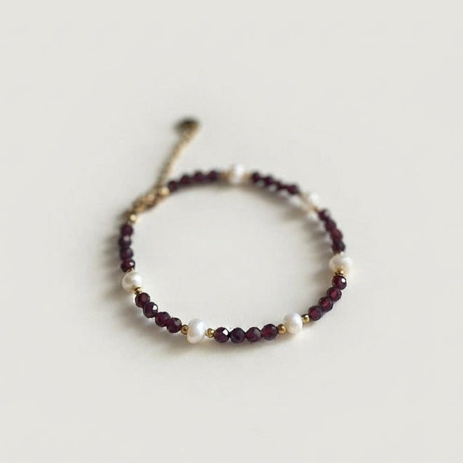 Bracelet Adèle en grenat rouge et perles d'eau douce, posé - L'atelier de Julia