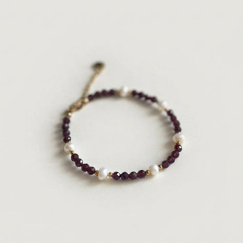 Bracelet Adèle en grenat rouge et perles d'eau douce, posé - L'atelier de Julia