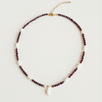 Collier Adèle en grenat rouge et perles d'eau douce, posé - L'atelier de Julia