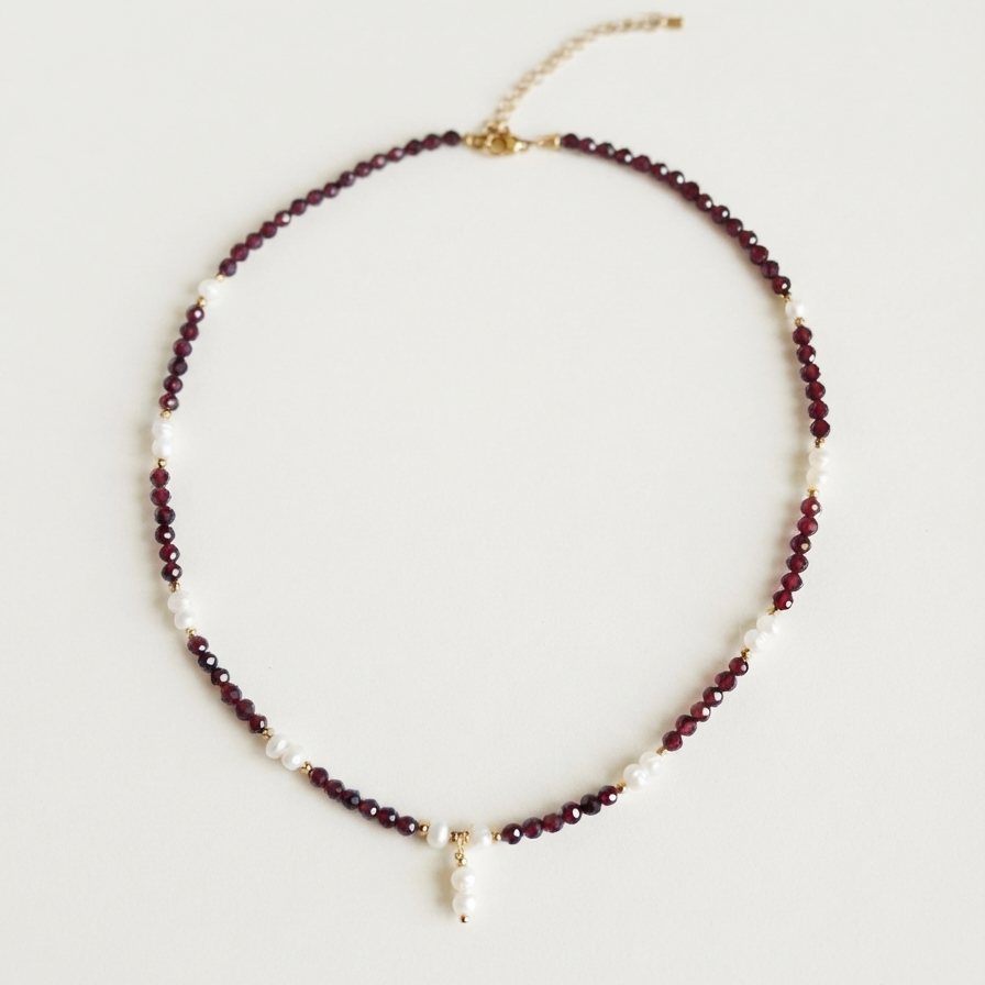 Collier Adèle en grenat rouge et perles d'eau douce, posé - L'atelier de Julia