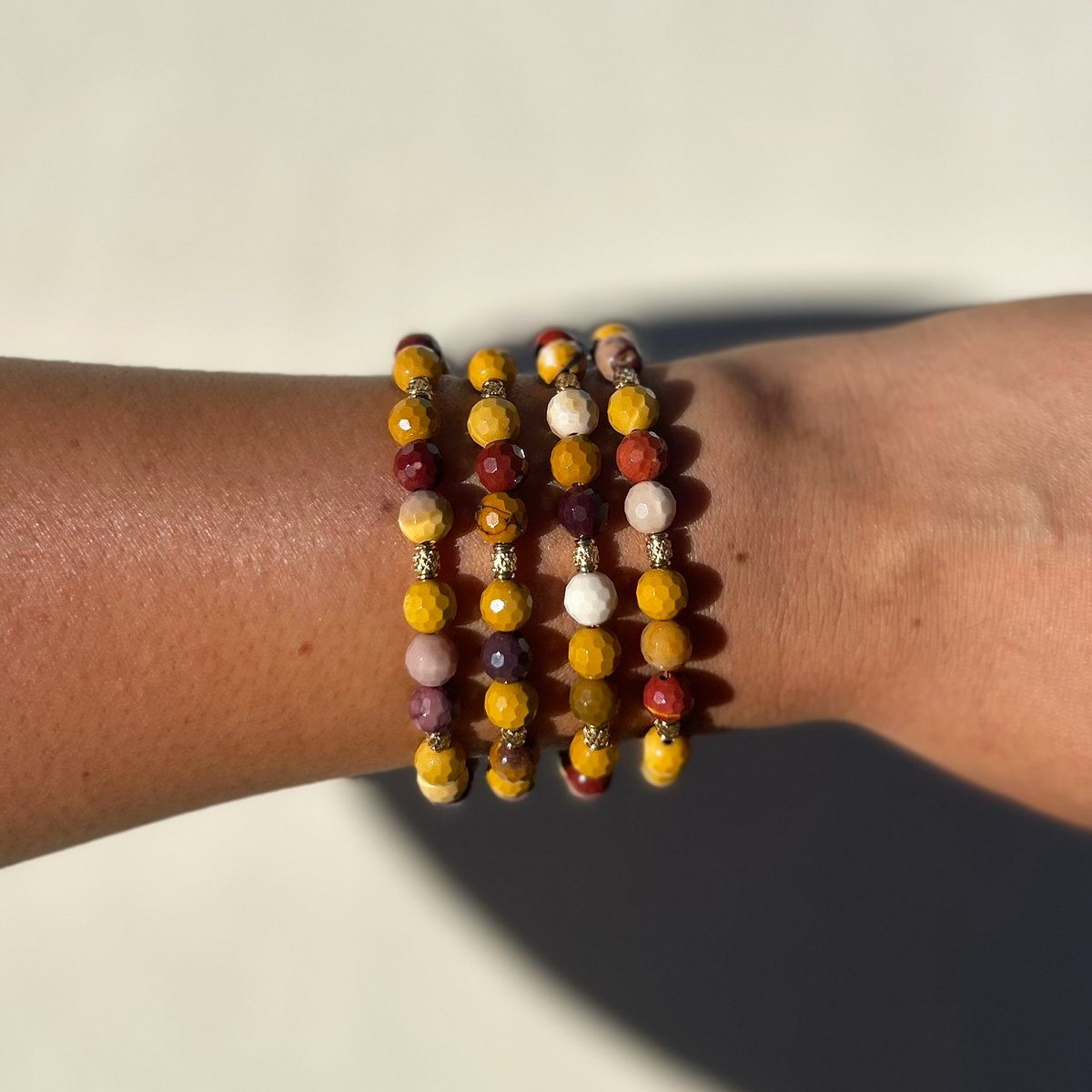 Bracelet Margaux en mokaite, porté au poignet - L'atelier de Julia