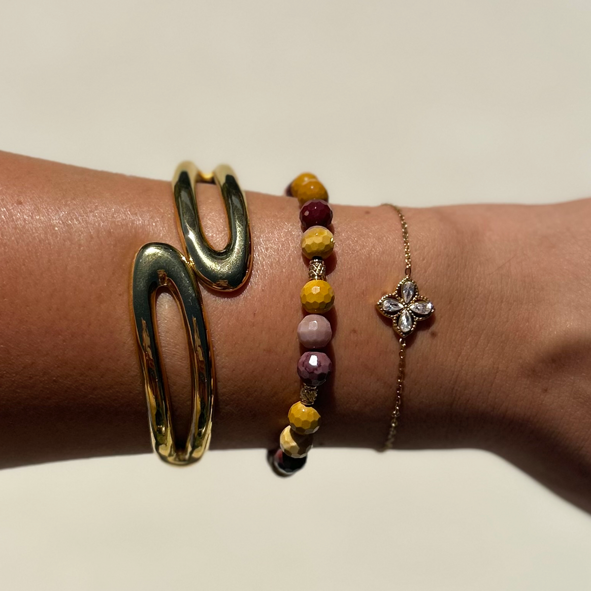 Bracelet Margaux en mokaite, superposé avec d'autres bracelets - L'atelier de Julia