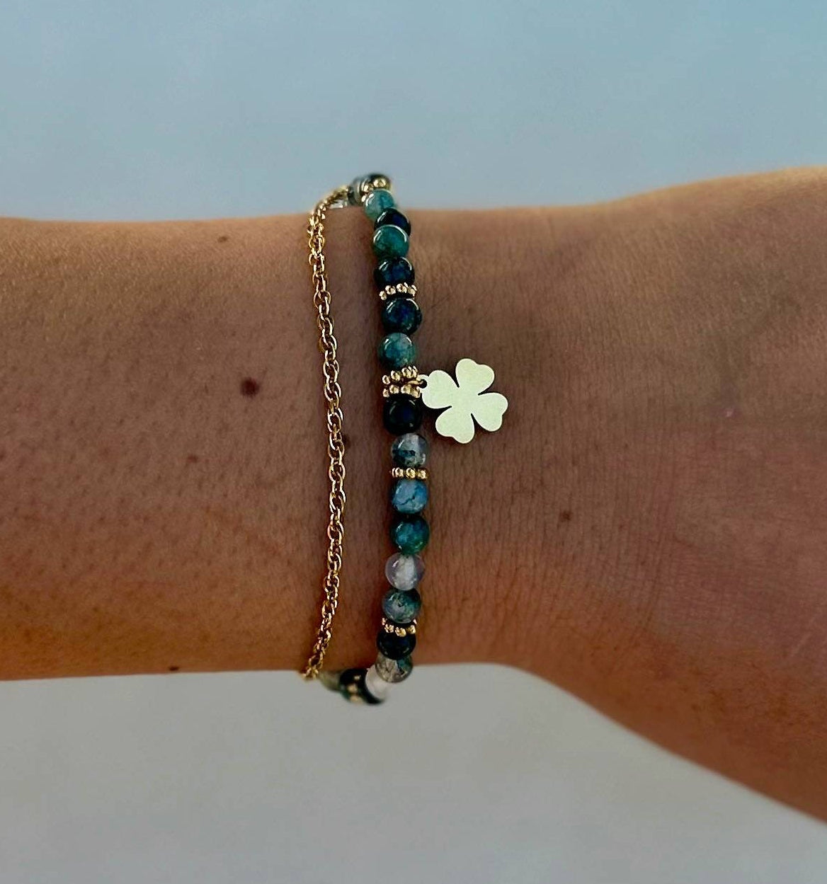 Bracelet EVA en agate mousse, porté au poignet - L'atelier de Julia