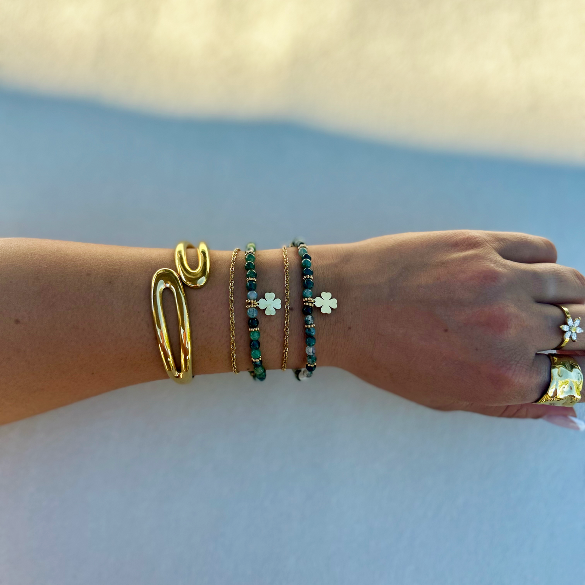Bracelet EVA en agate mousse, superposé avec d'autres bracelets - L'atelier de Julia