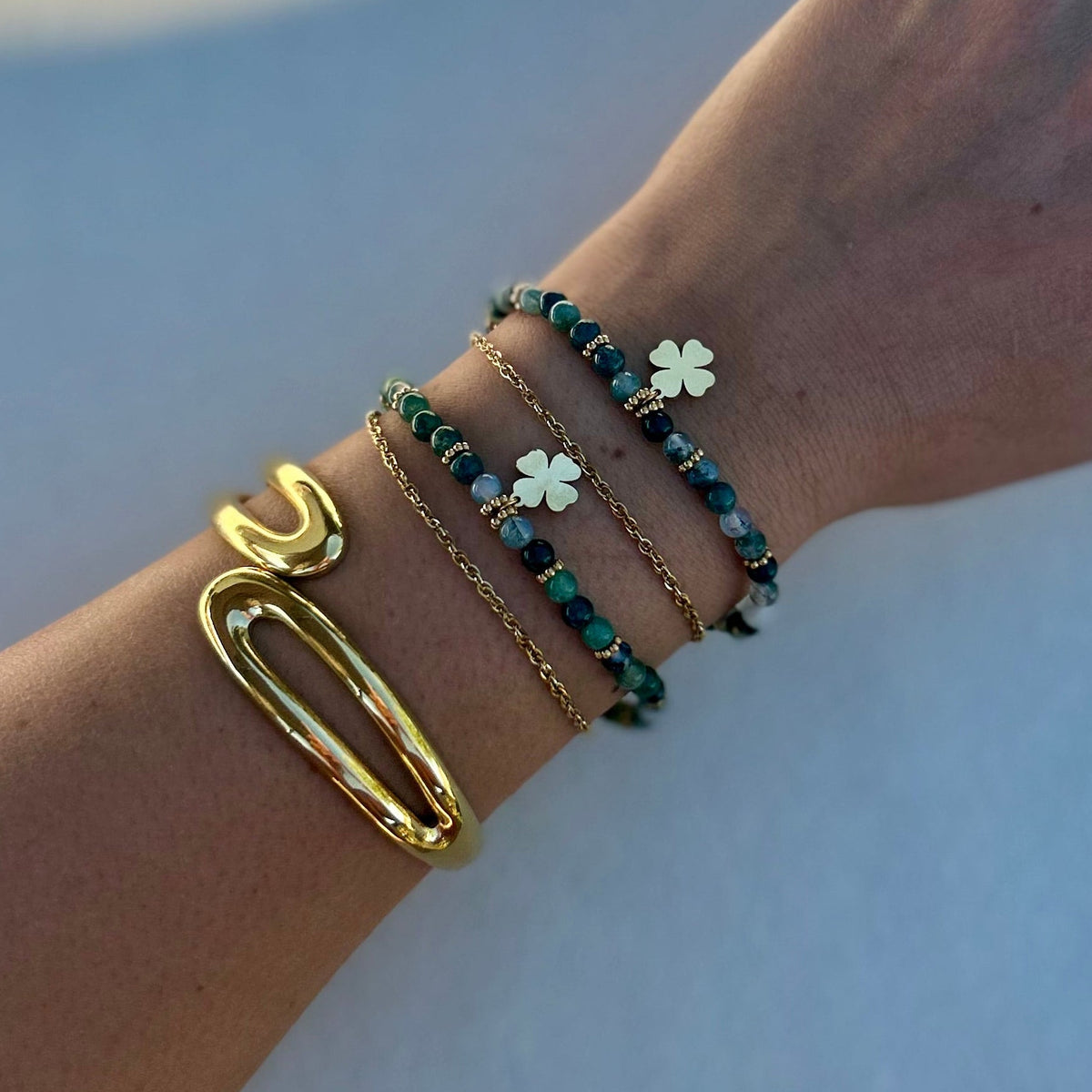 Bracelet EVA en agate mousse, gros plan porté au poignet - L'atelier de Julia