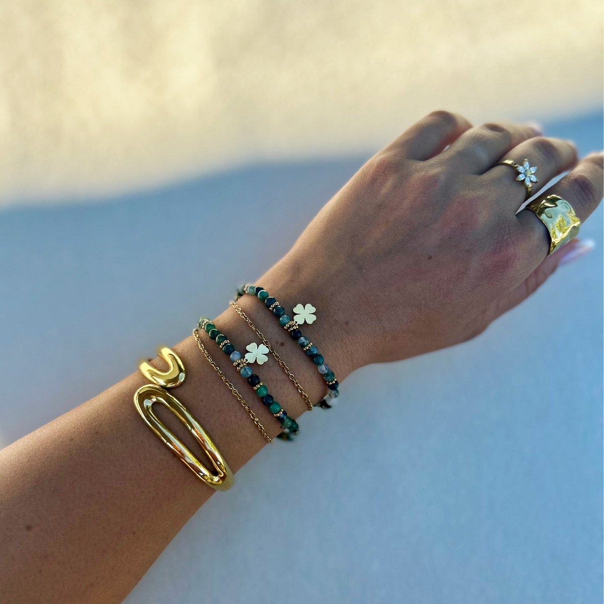 Bracelet EVA en agate mousse, porté avec bijoux assortis sur fond bleu - L'atelier de Julia