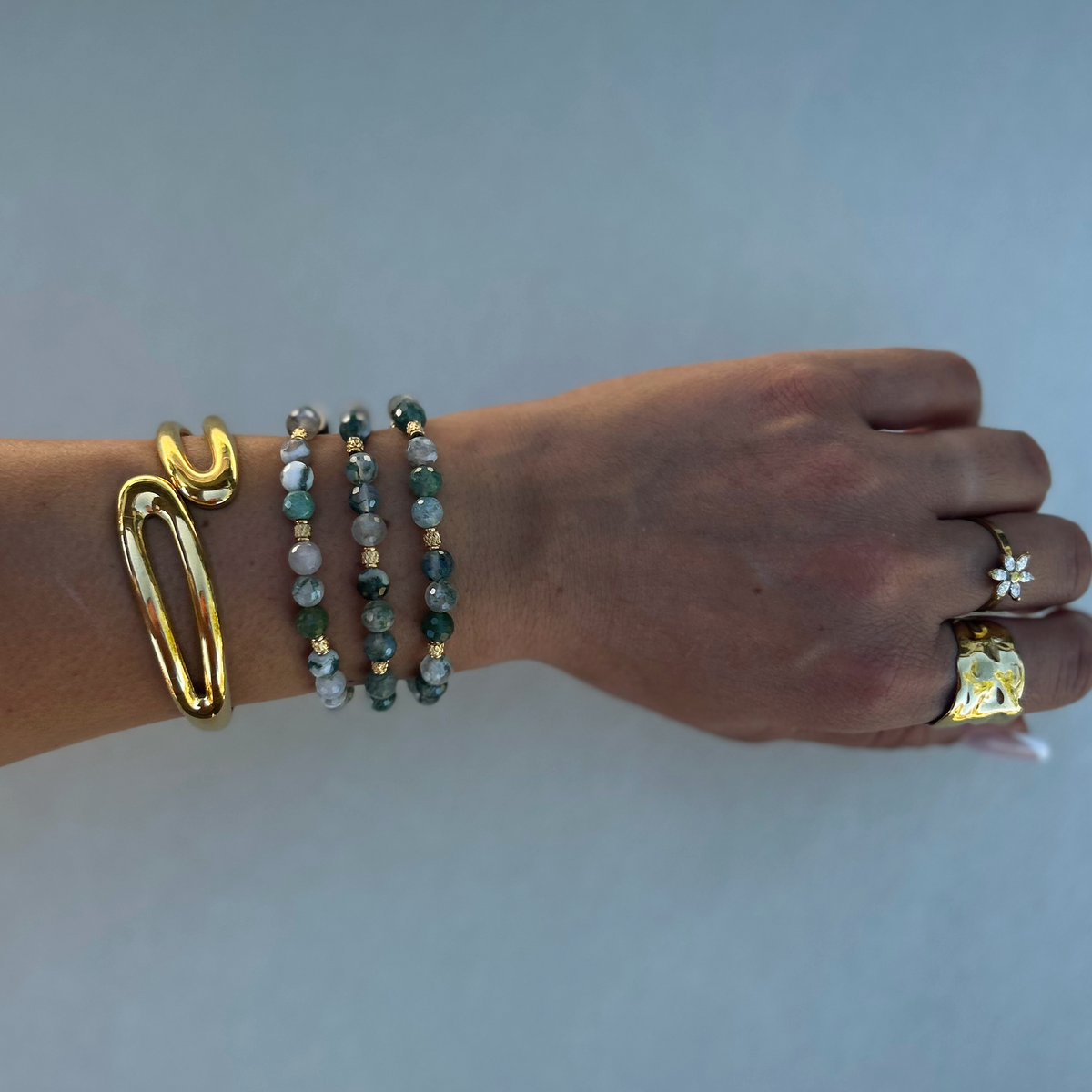 Bracelet Margaux en agate mousse, gros plan porté au poignet - L'atelier de Julia