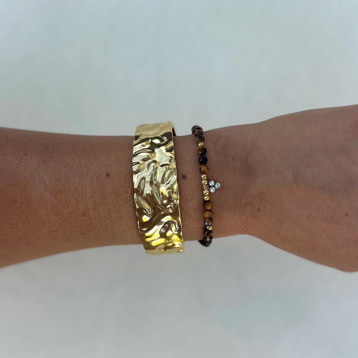 Bracelet Victoire en œil de tigre, gros plan porté au poignet - L'atelier de Julia
