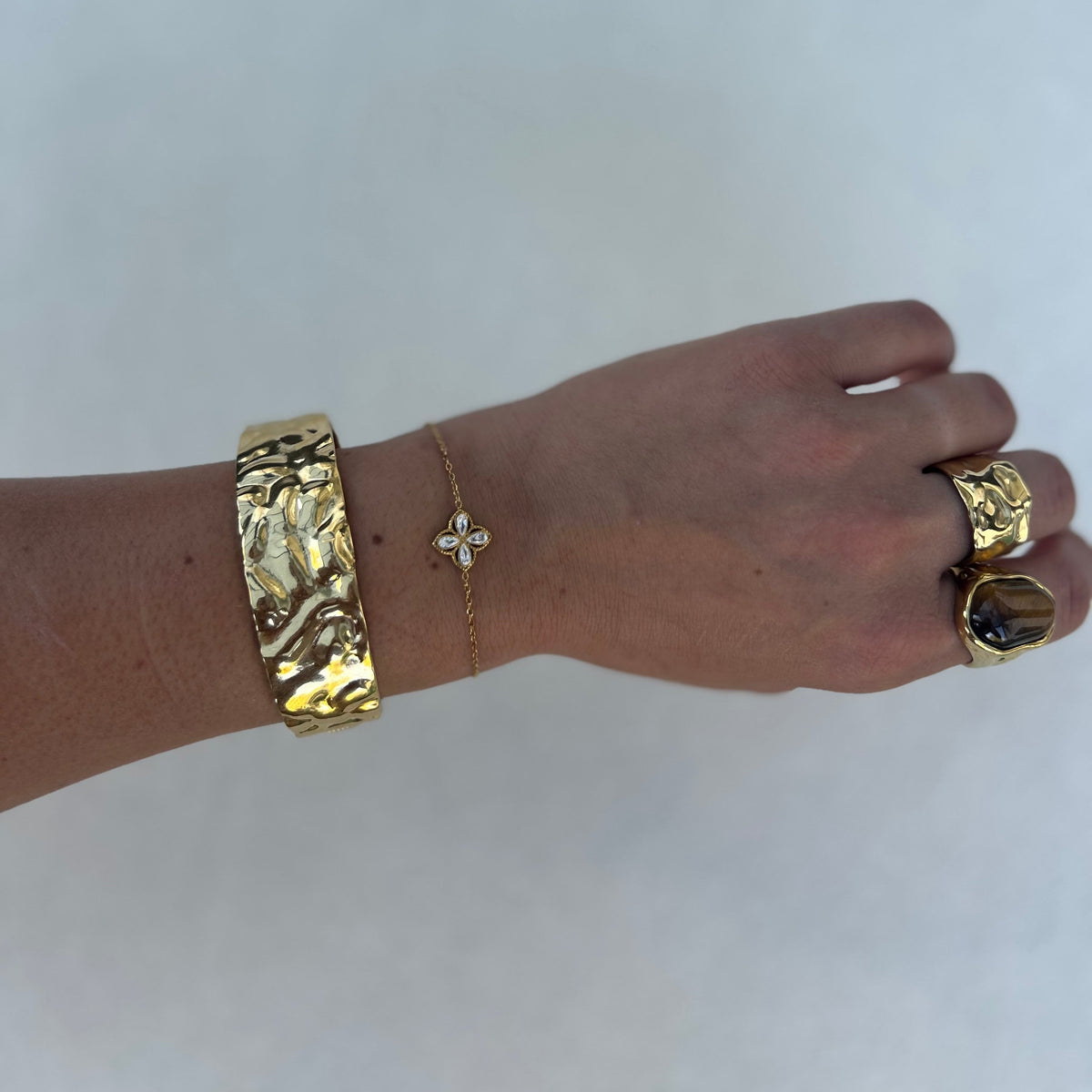 Bracelet Fleur, vue portée sur peau bronzée - L'atelier de Julia