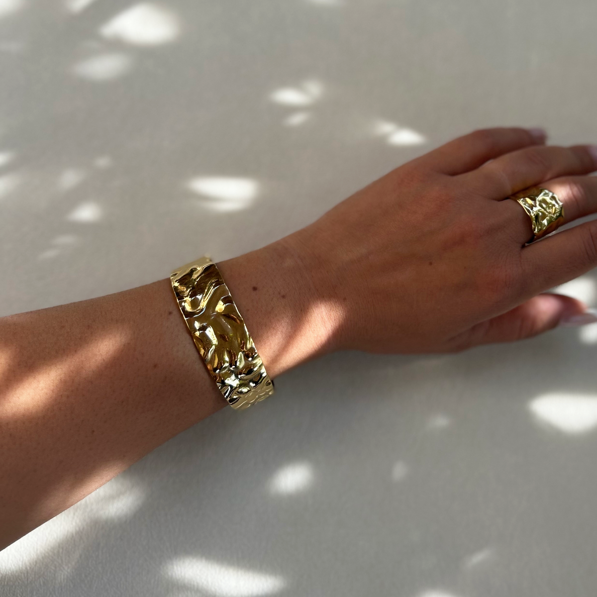 Bracelet Léa jonc martelé porté au poignet avec bague assortie - L'atelier de Julia