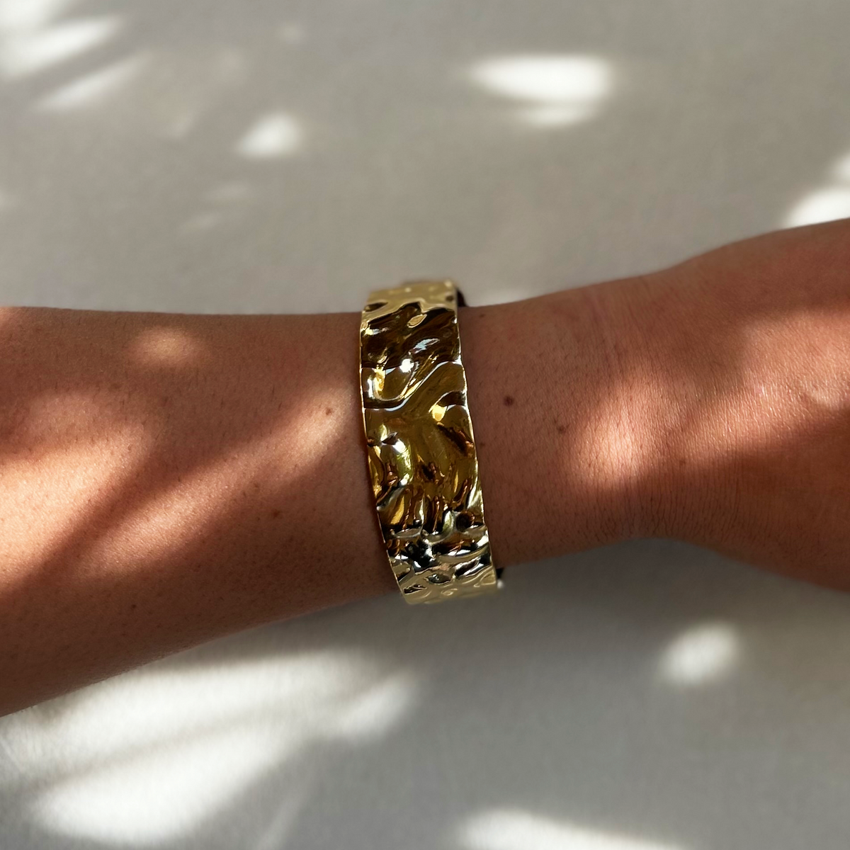 Bracelet Léa, jonc martelé porté au poignet - L'atelier de Julia
