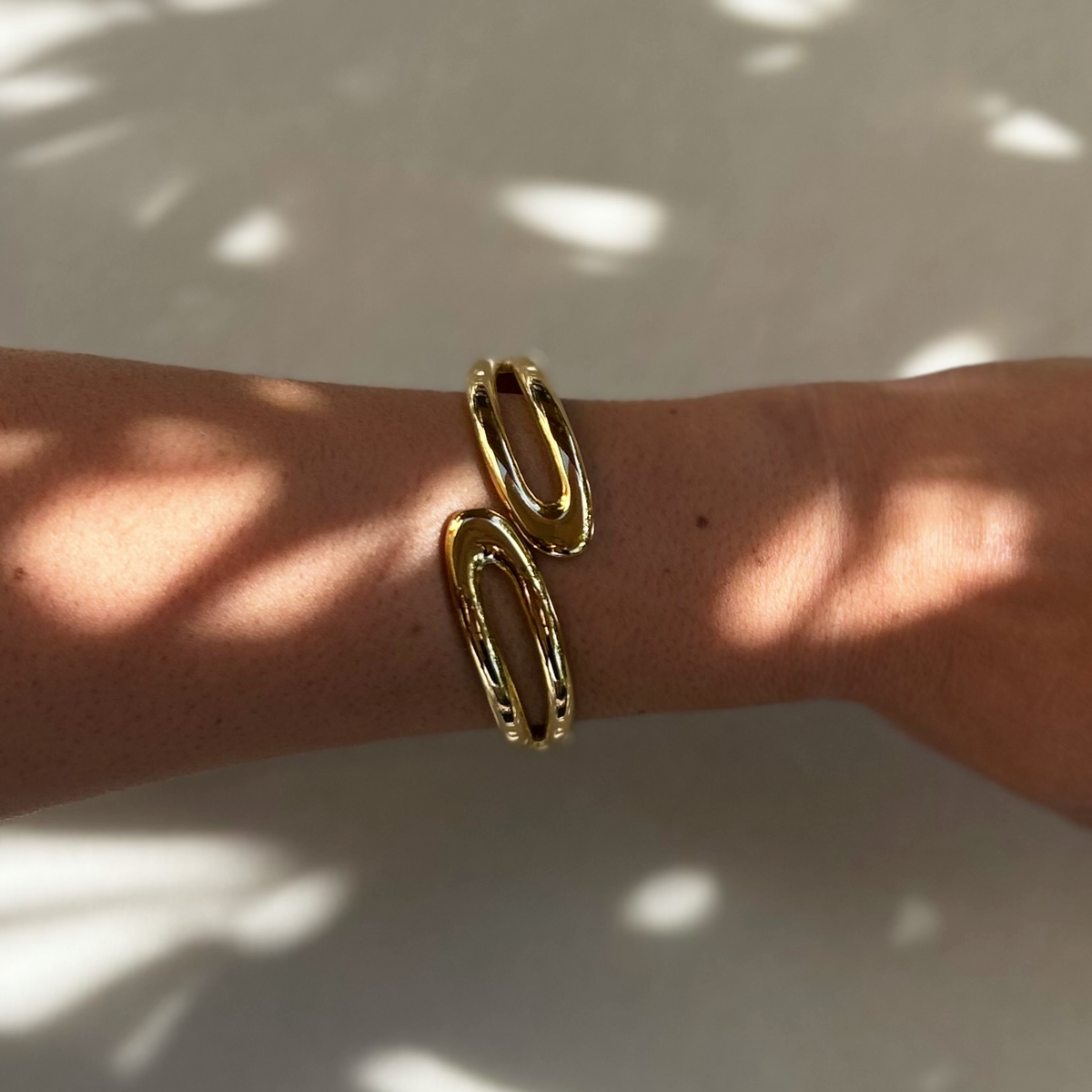 Bracelet Ambre, gros plan porté au poignet en lumière naturelle - L'atelier de Julia