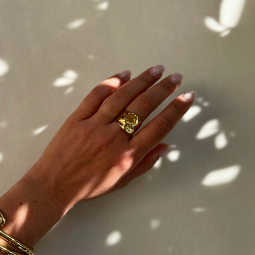 Bague Jade martelée, portée à la main - L'atelier de Julia