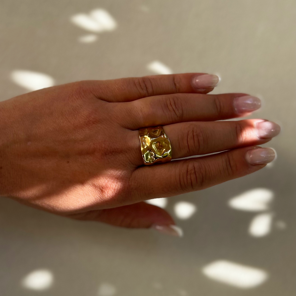 Bague Jade martelée, gros plan porté au doigt - L'atelier de Julia