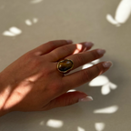 Bague Lena en œil de tigre, portée au doigt - L'atelier de Julia