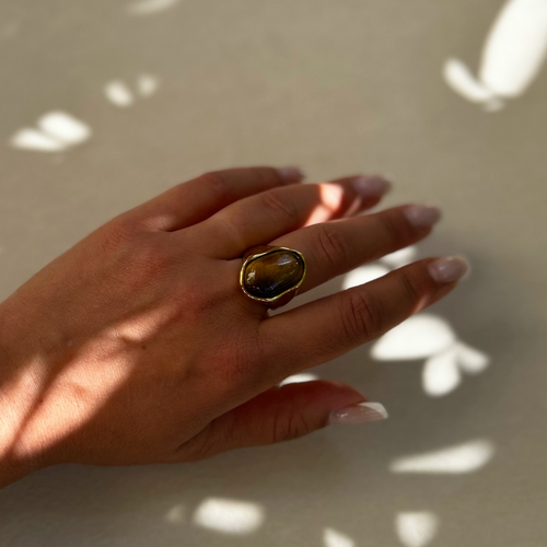 Bague Lena en œil de tigre, portée au doigt - L'atelier de Julia