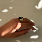 Bague Lena en œil de tigre, portée en lumière naturelle - L'atelier de Julia