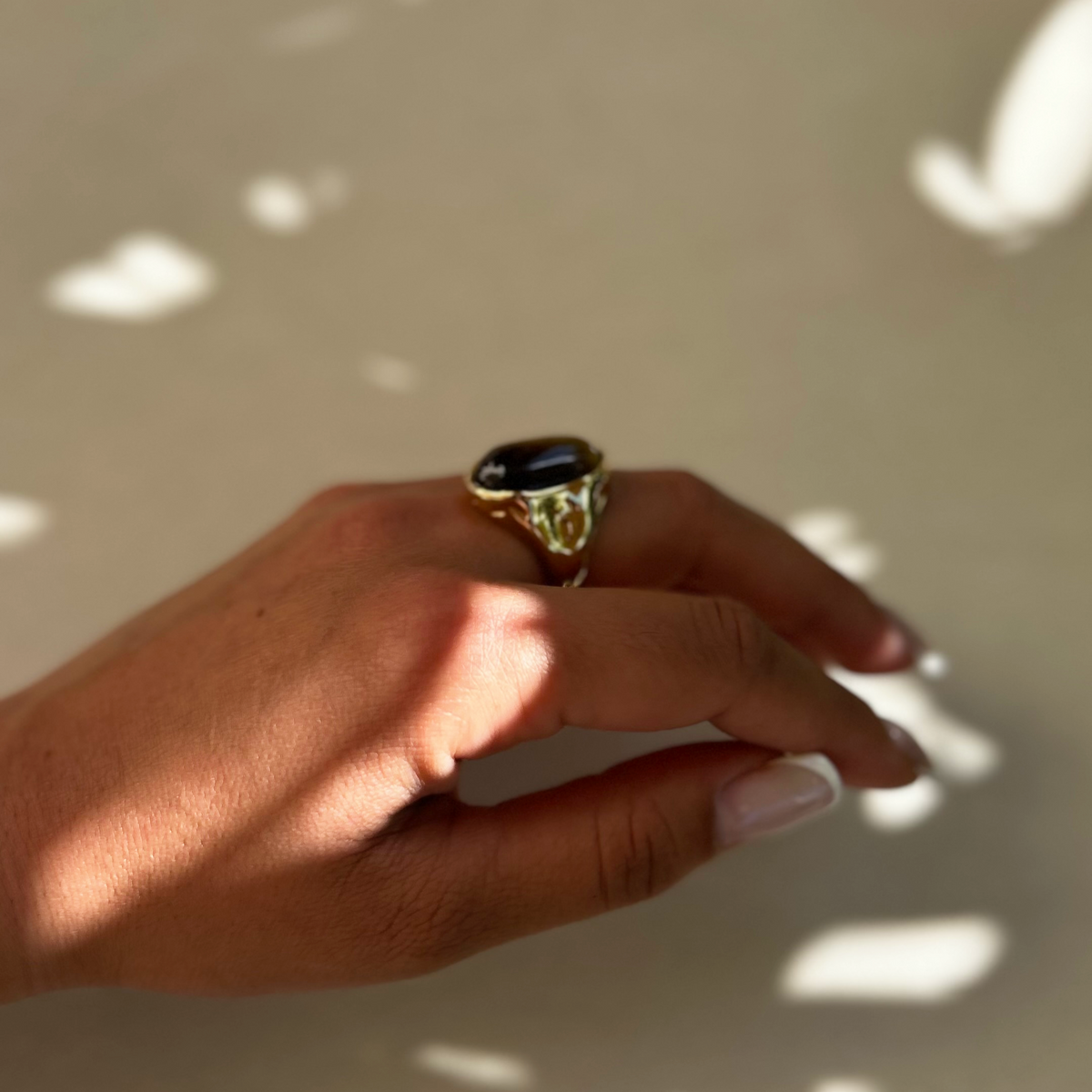 Bague Lena en œil de tigre, portée en lumière naturelle - L'atelier de Julia