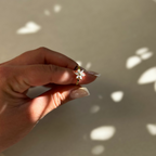 Bague Selena à fleur strassée, gros plan porté - L'atelier de Julia