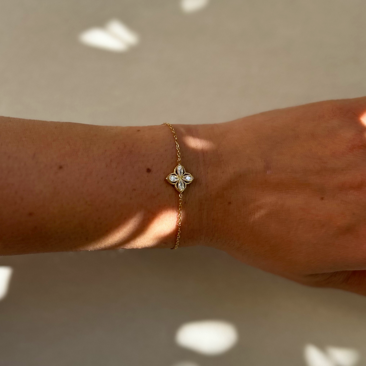 Bracelet Fleur porté au poignet en lumière naturelle - L'atelier de Julia