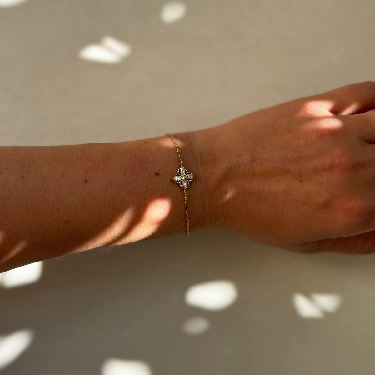 Bracelet Fleur, gros plan porté au poignet - L'atelier de Julia