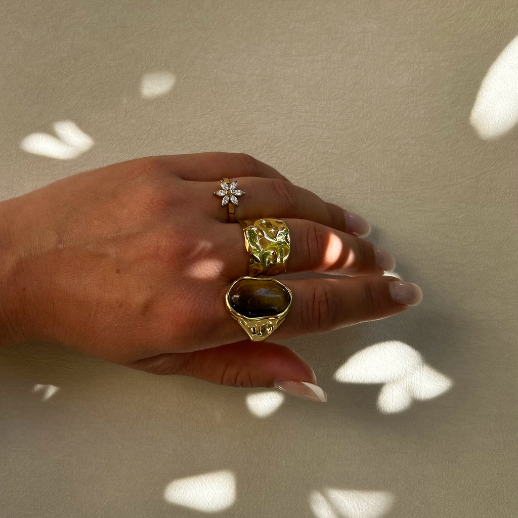 Bague Jade martelée associée à d'autres bagues, superposition - L'atelier de Julia