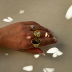 Bague Jade martelée associée à d'autres bagues, superposition - L'atelier de Julia
