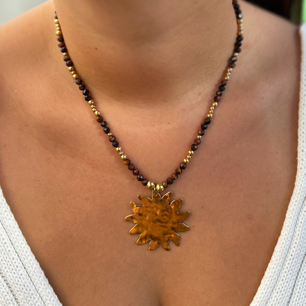 Collier Victoire en œil de taureau, porté au cou - L'atelier de Julia