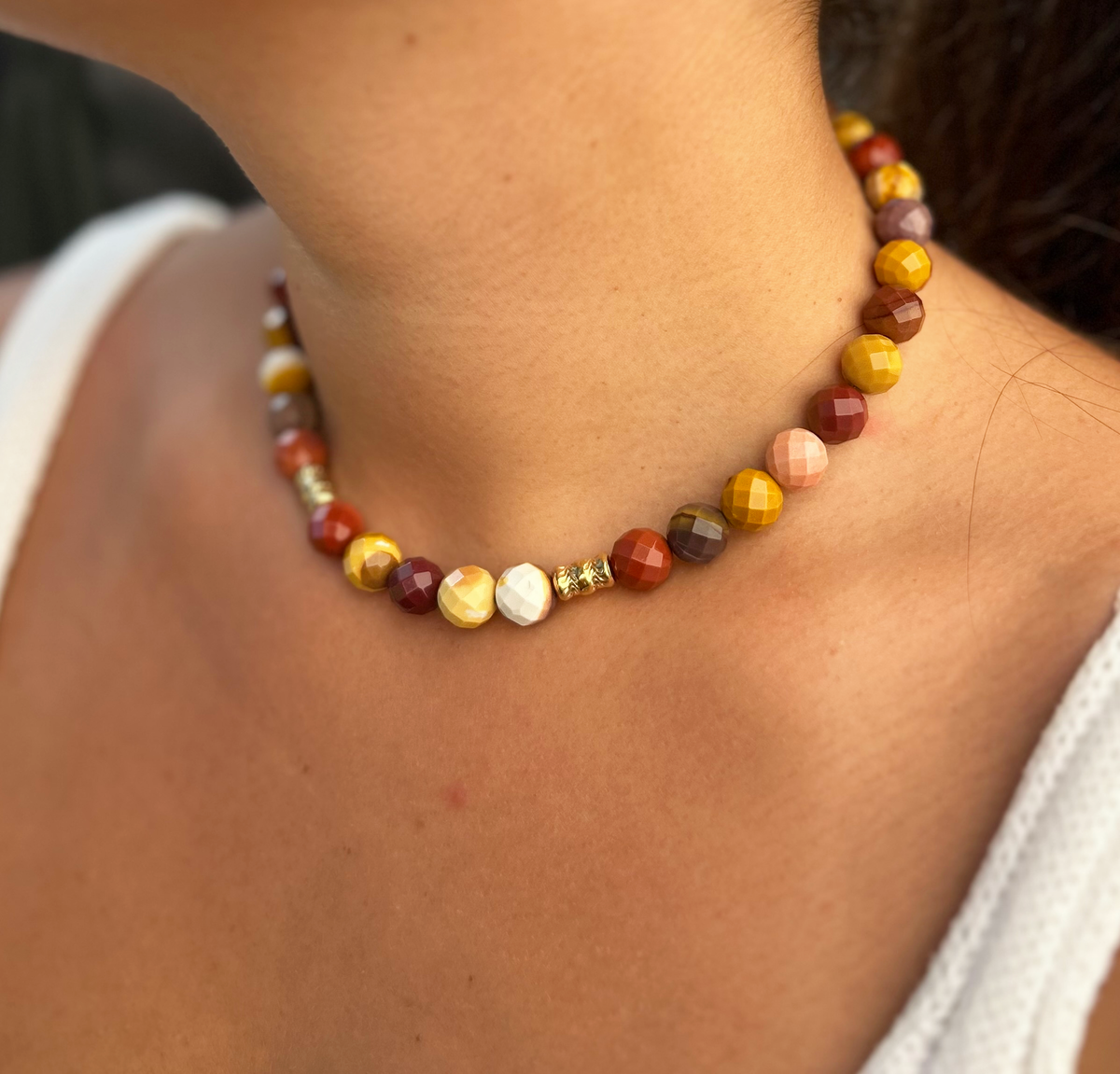 Collier Margaux en mokaite, gros plan porté au cou - L'atelier de Julia
