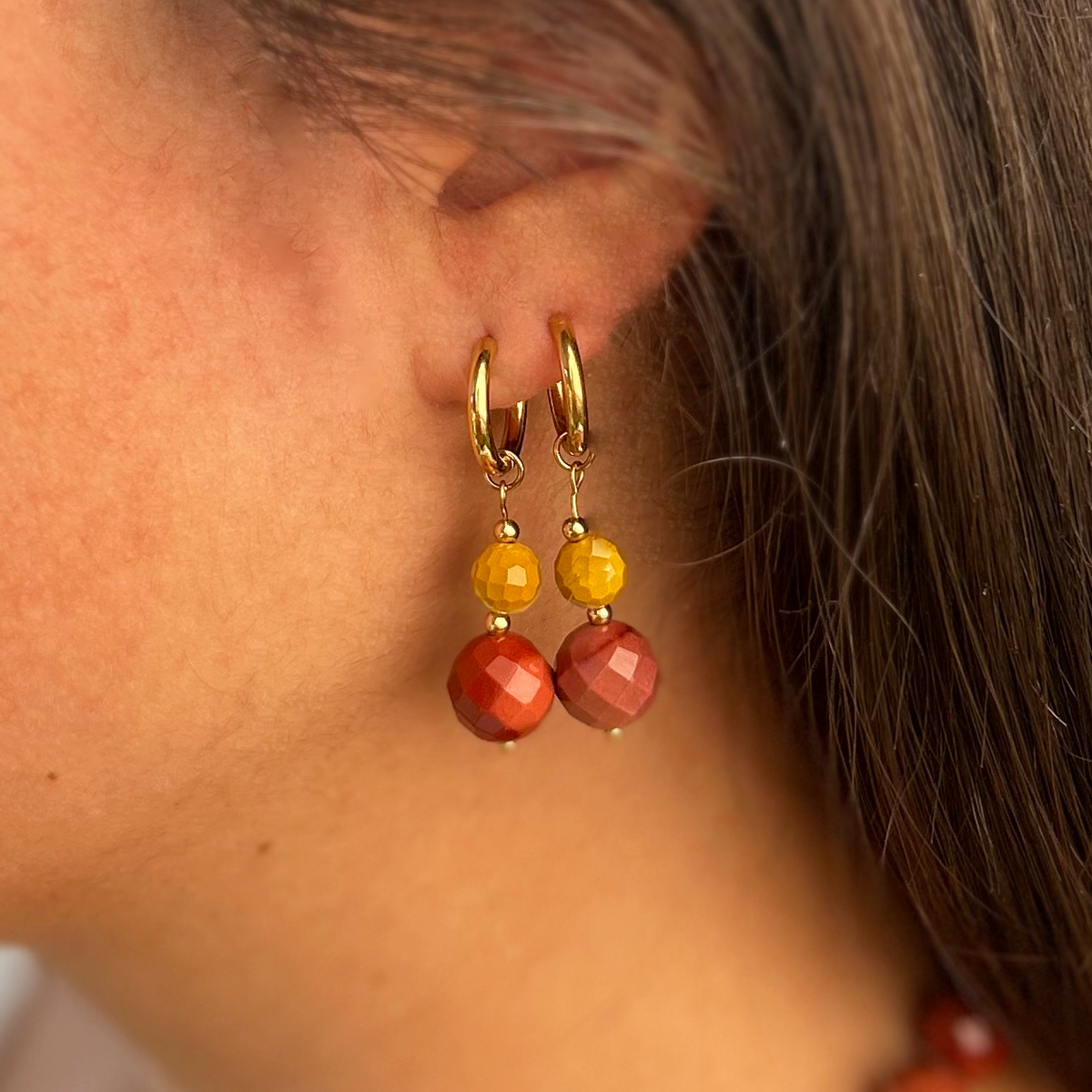 Créoles en mokaite portées, boucles d'oreilles pendantes - L'atelier de Julia