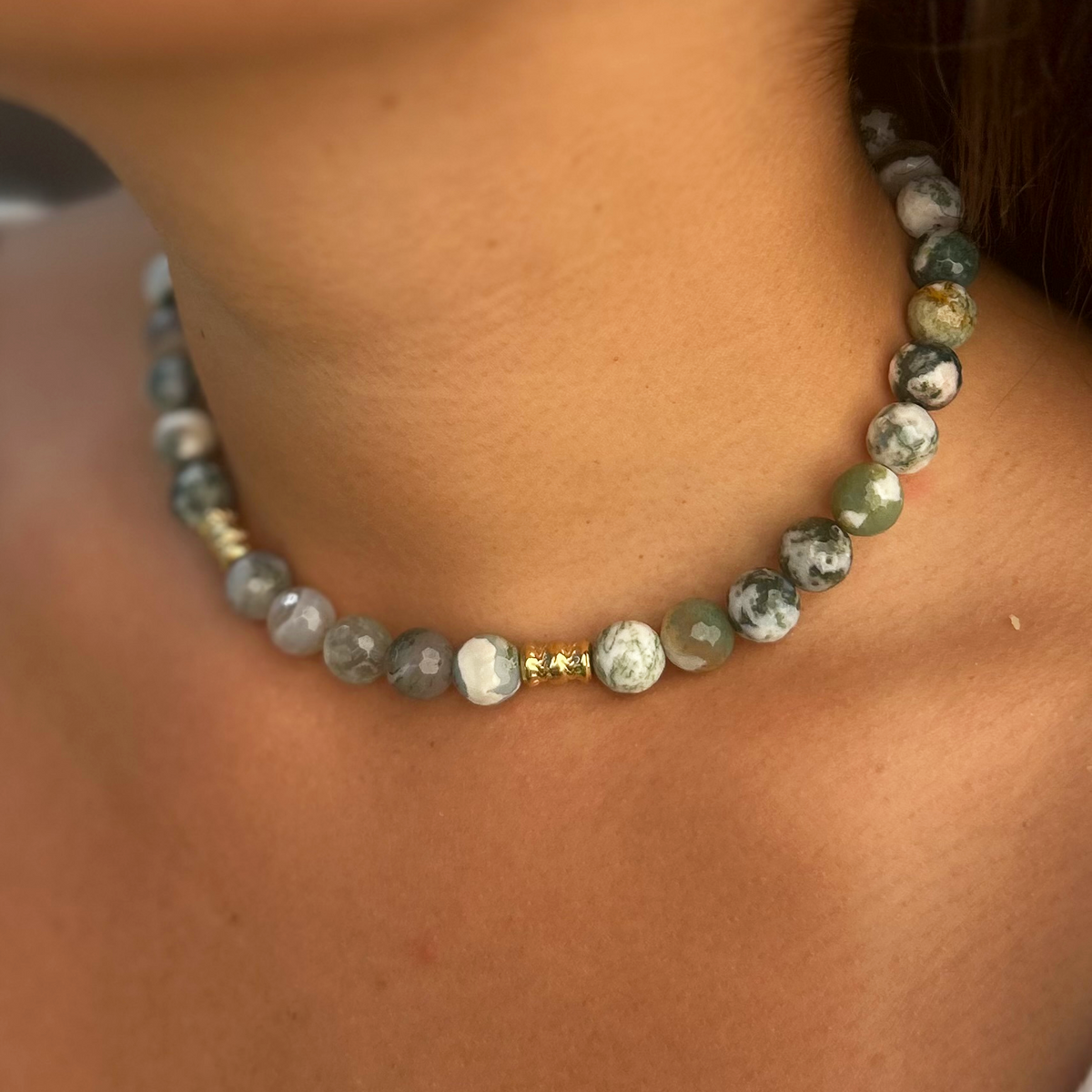 Collier Margaux en agate mousse, gros plan porté au cou - L'atelier de Julia