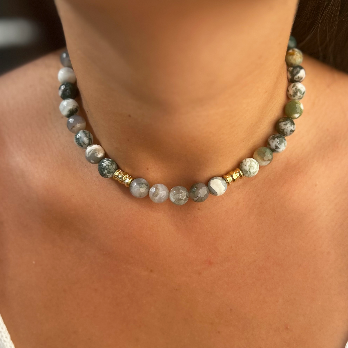 Collier Margaux en agate mousse, porté au cou - L'atelier de Julia