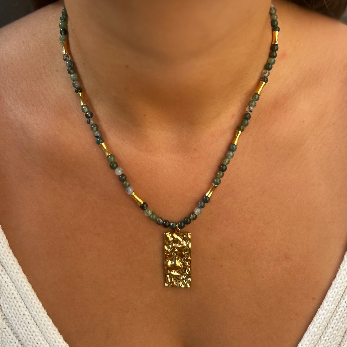 Collier Eléonore en agate mousse, porté au cou - L'atelier de Julia
