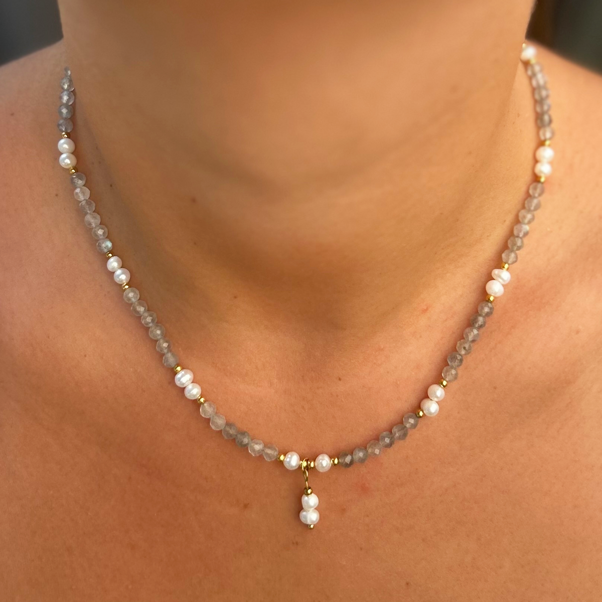 Collier Adèle en labradorite et perles d'eau douce, porté au cou - L'atelier de Julia