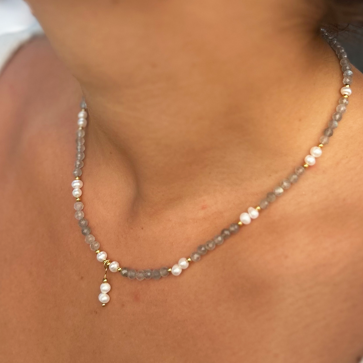 Collier Adèle en labradorite, gros plan porté au cou - L'atelier de Julia
