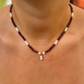 Collier Adèle en grenat rouge et perles d'eau douce, porté au cou - L'atelier de Julia