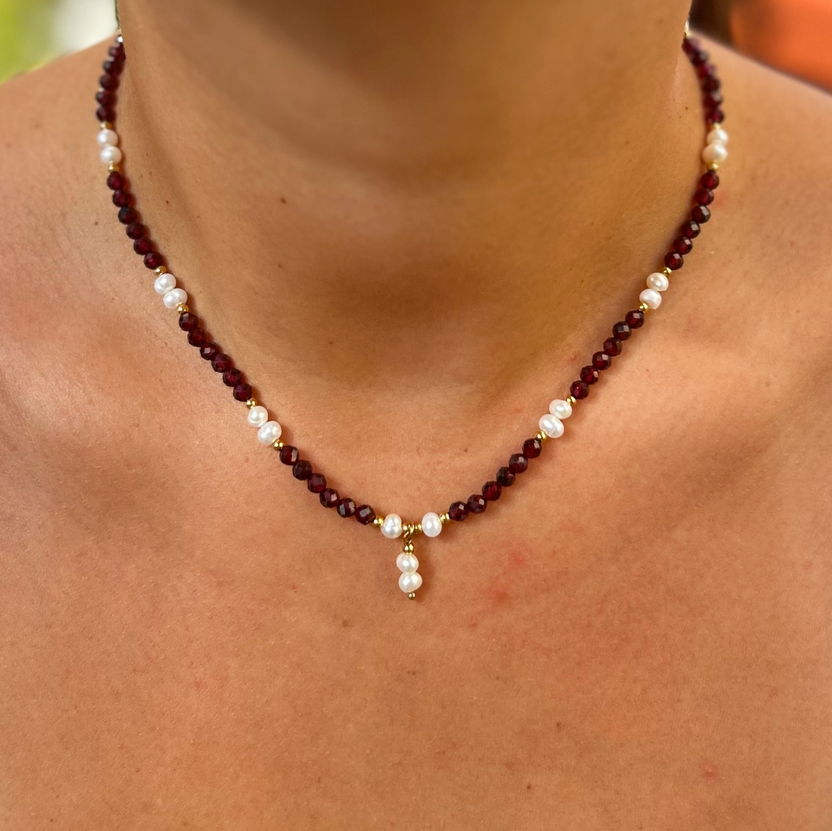 Collier Adèle en grenat rouge et perles d'eau douce, porté au cou - L'atelier de Julia