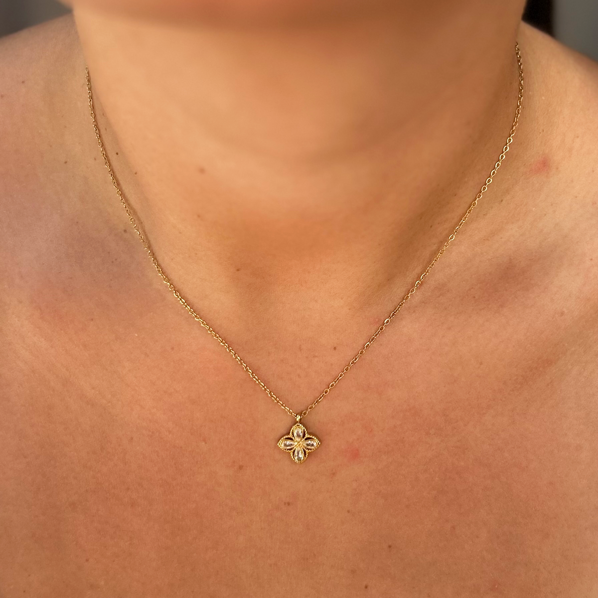 Collier Fleur, pendentif fleur en acier inoxydable doré, porté - L'atelier de Julia