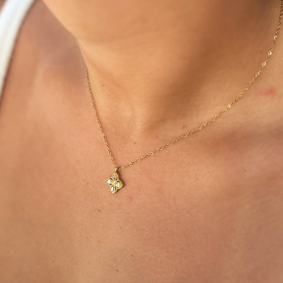 Collier Fleur, vue rapprochée du pendentif - L'atelier de Julia