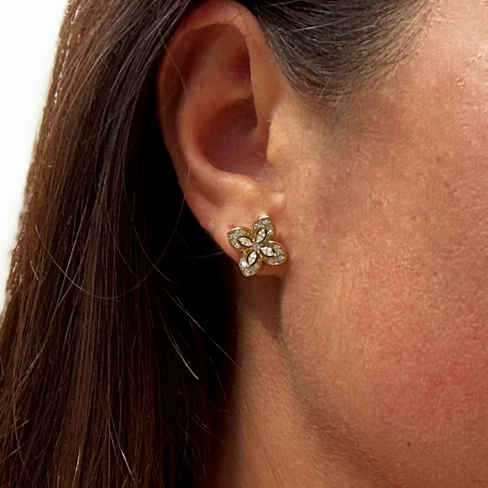 Clous d'oreilles Stella à fleurs strassées, portés, acier inoxydable doré - L'atelier de Julia