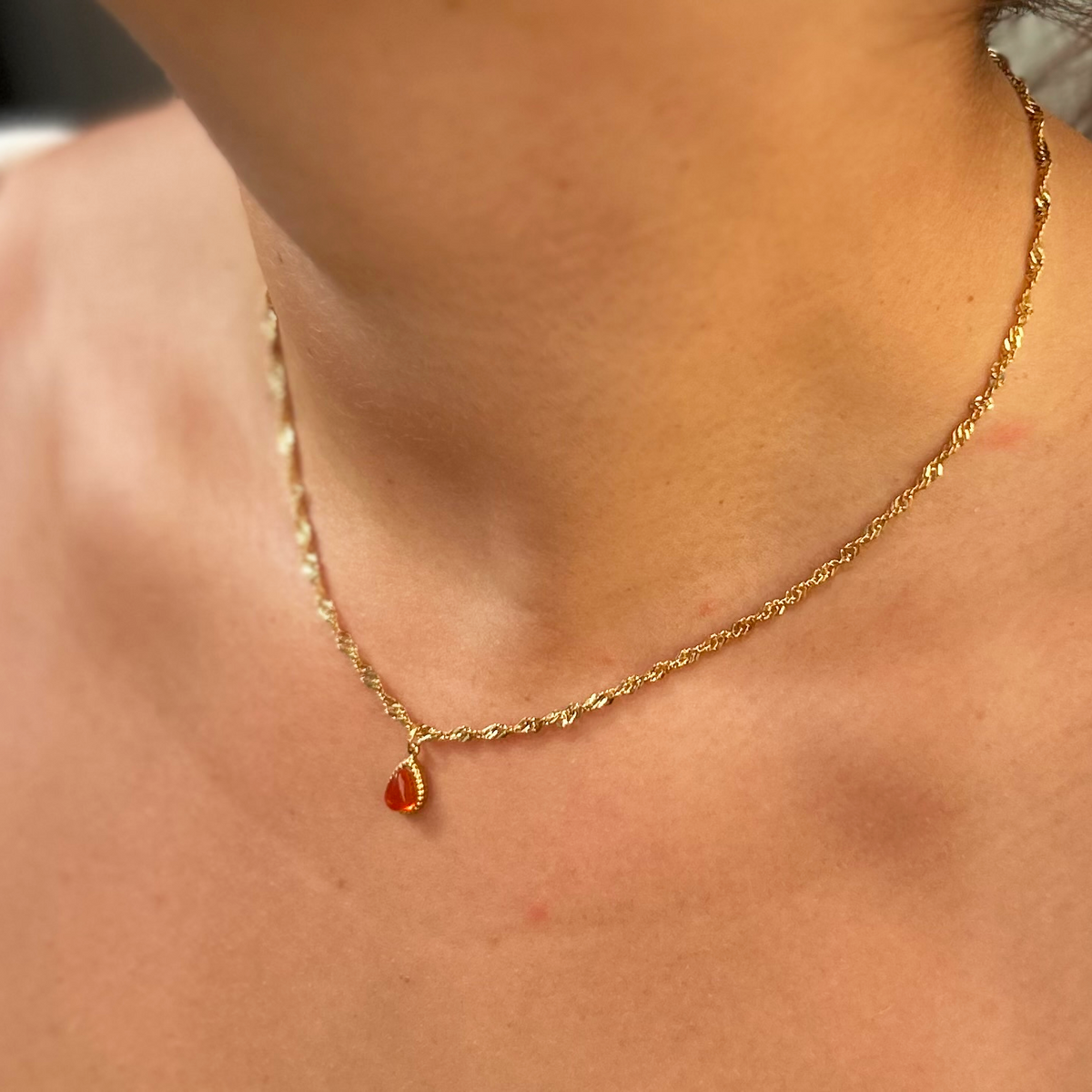 Collier Iris, vue rapprochée du pendentif porté au cou - L'atelier de Julia